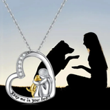 Collar de plata con forma de corazón decorado con un perro y circonitas