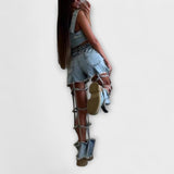 Gaia - Top corto de denim azul claro con tirantes detallados y conjunto de shorts rasgados