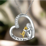 Collar de plata con forma de corazón decorado con un perro y circonitas