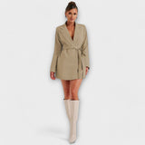 Vestido blazer con escote de pico