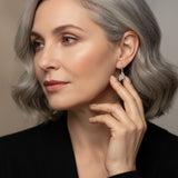 Lily™ | Pendientes Gato Iconic (Cierre Redondo)