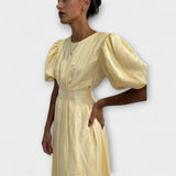 Josephine - Vestido largo de color amarillo mantequilla con un diseño vaporoso