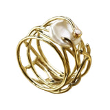 Delicado anillo de oro y perlas