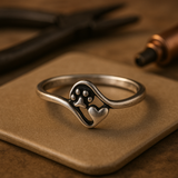 Mailen™ | Anillo vintage de plata con huella y corazón