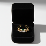 Sabina – Anillo bañado en oro con detalles de color verde esmeralda.