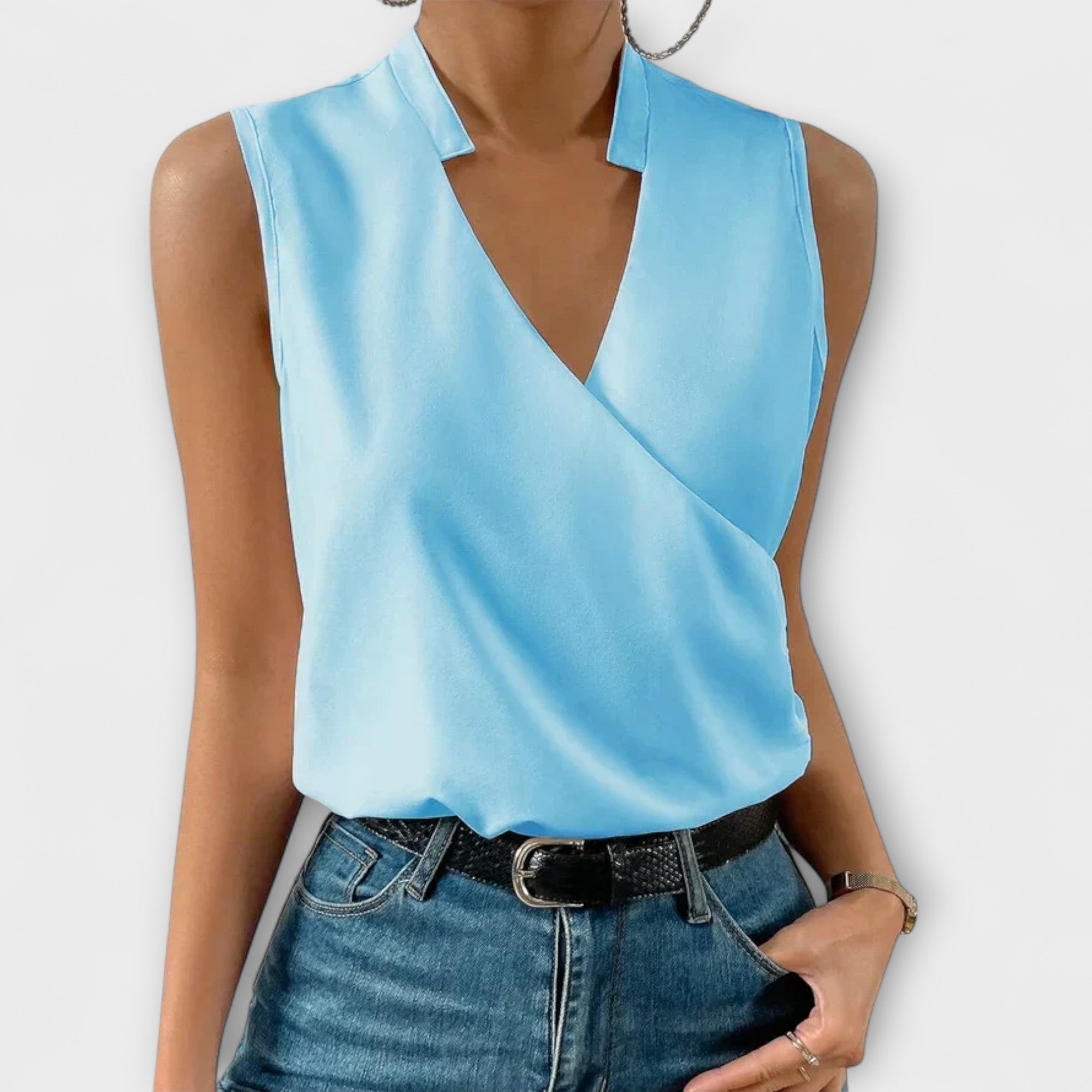 Top suave de verano con cuello de pico