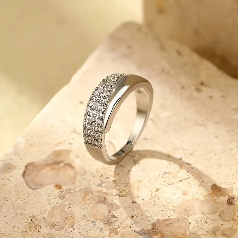 Elegante anillo de oro adornado con piedras brillantes