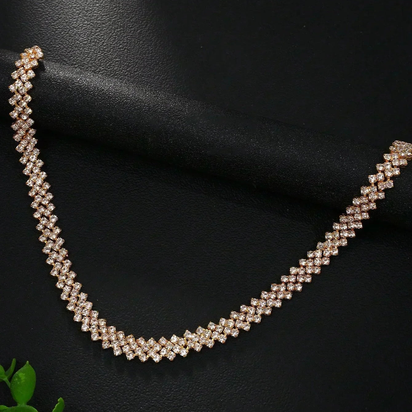 Elegante collar con pedrería