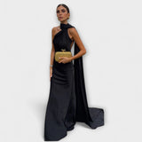 Maxivestido chic con hombros descubiertos y cuello halter