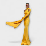 Maxivestido chic con hombros descubiertos y cuello halter