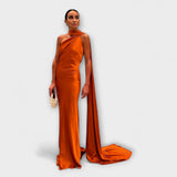 Maxivestido chic con hombros descubiertos y cuello halter