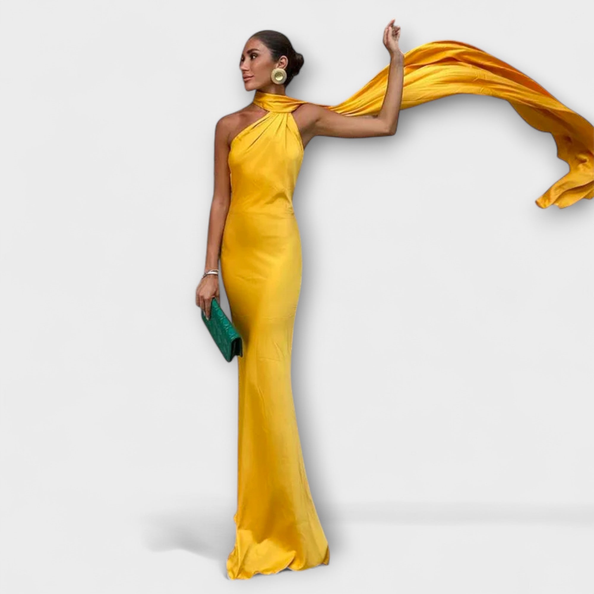 Maxivestido chic con hombros descubiertos y cuello halter
