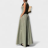Vestido sin mangas con pliegues y corte midi ceñido