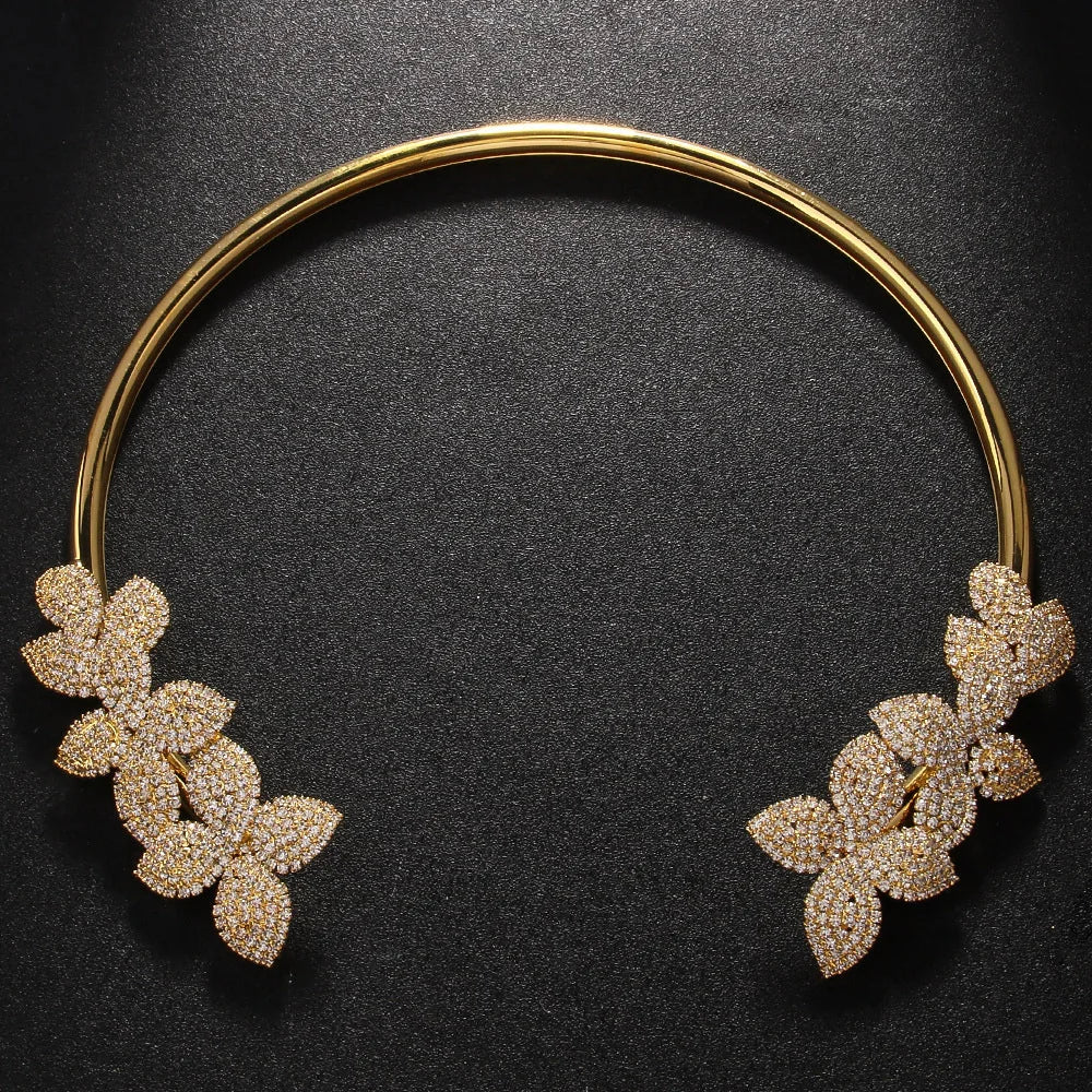 Elegante collar con flor de cristal