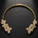 Elegante collar con flor de cristal