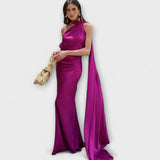 Maxivestido chic con hombros descubiertos y cuello halter