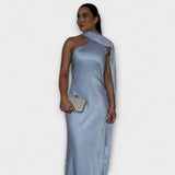 Maxivestido chic con hombros descubiertos y cuello halter