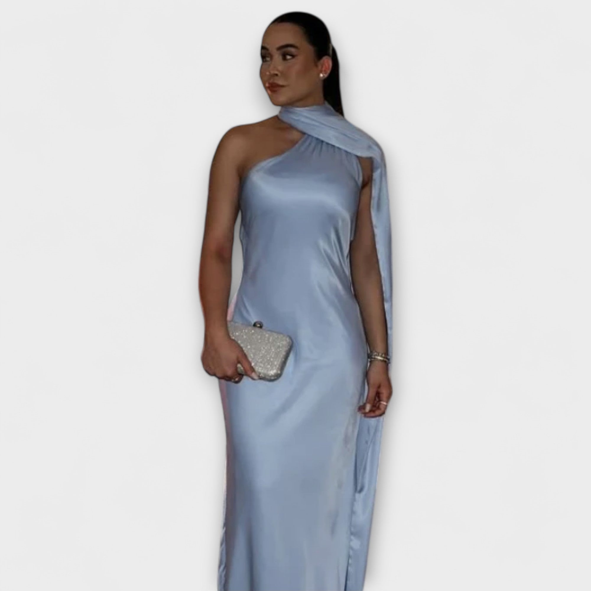 Maxivestido chic con hombros descubiertos y cuello halter