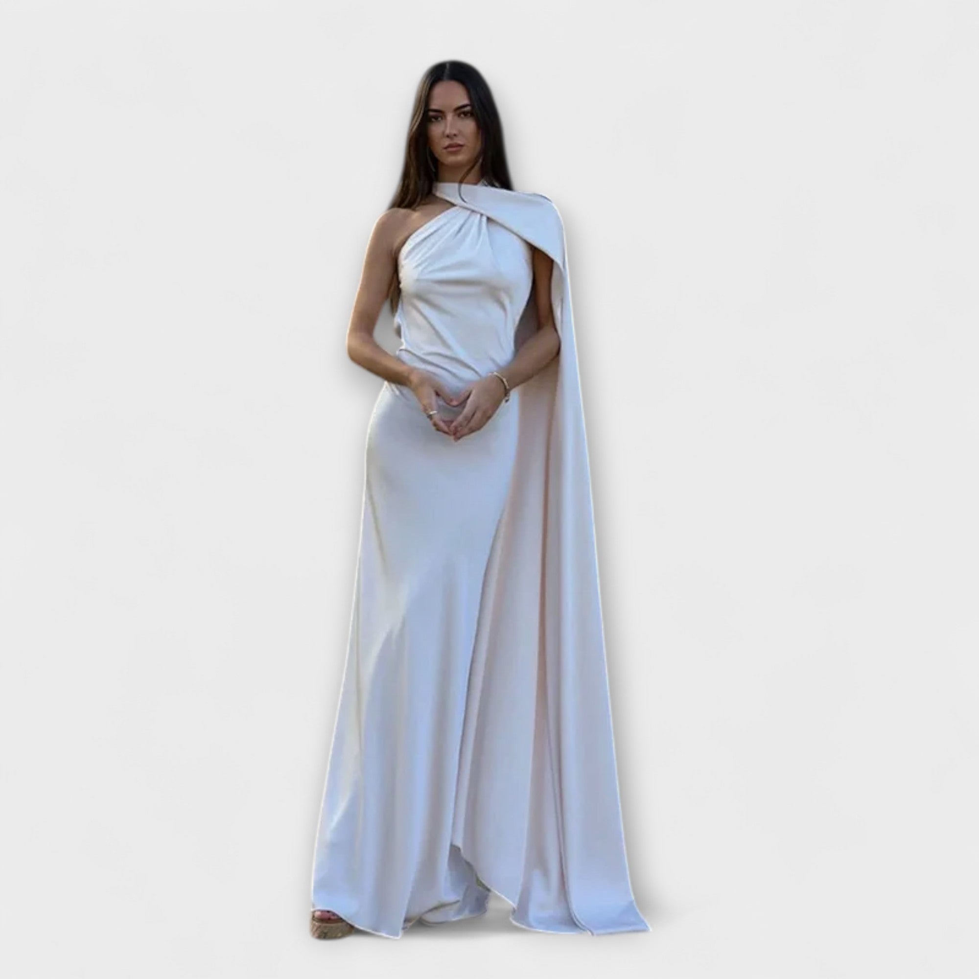 Maxivestido chic con hombros descubiertos y cuello halter