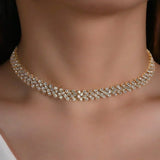 Elegante collar con pedrería