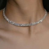 Elegante collar con pedrería