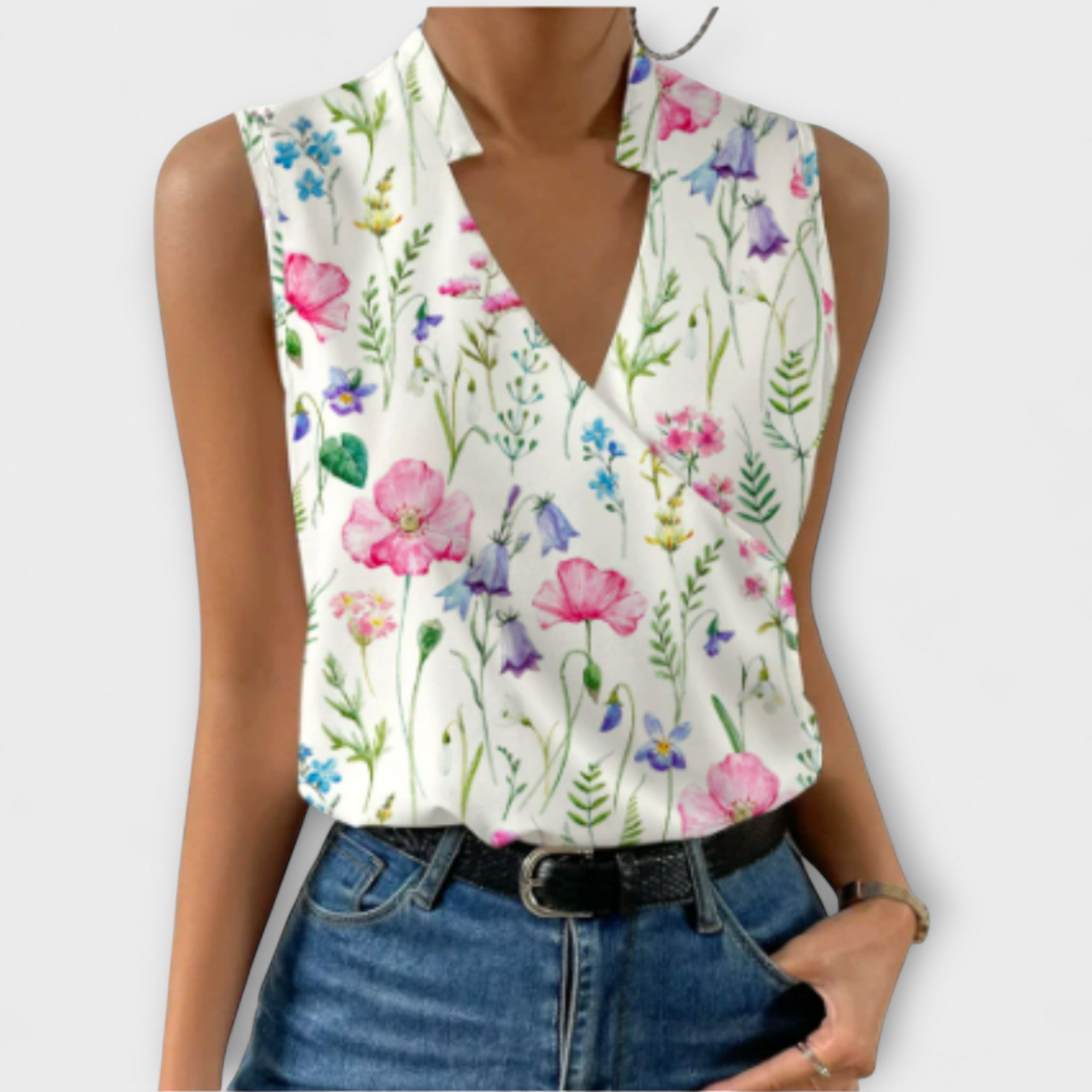 Top suave de verano con cuello de pico