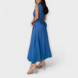 Mira - Impresionante vestido midi con cierre de botones y detalle de lazo en color liso