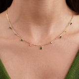 Marta - Collar dorado con colgante verde.