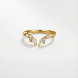 Johana – Anillo chapado en oro con forma abierta y curvada.
