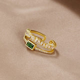 Sabina – Anillo bañado en oro con detalles de color verde esmeralda.