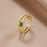 Sabina – Anillo bañado en oro con detalles de color verde esmeralda.