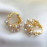 Karolina - Pendientes de aro de oro de estilo vintage con perlas.
