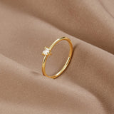Leonie – Un sencillo anillo de oro con una superficie lisa.