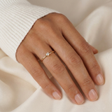 Leonie – Un sencillo anillo de oro con una superficie lisa.
