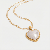 Victoria - Elegante colgante en collar de oro.